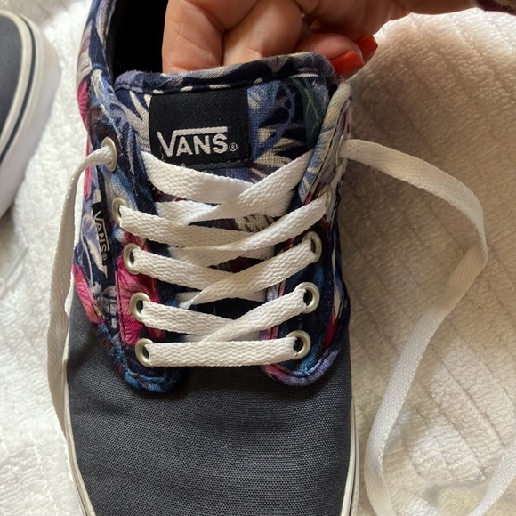 Vans - Picture 5 of 12